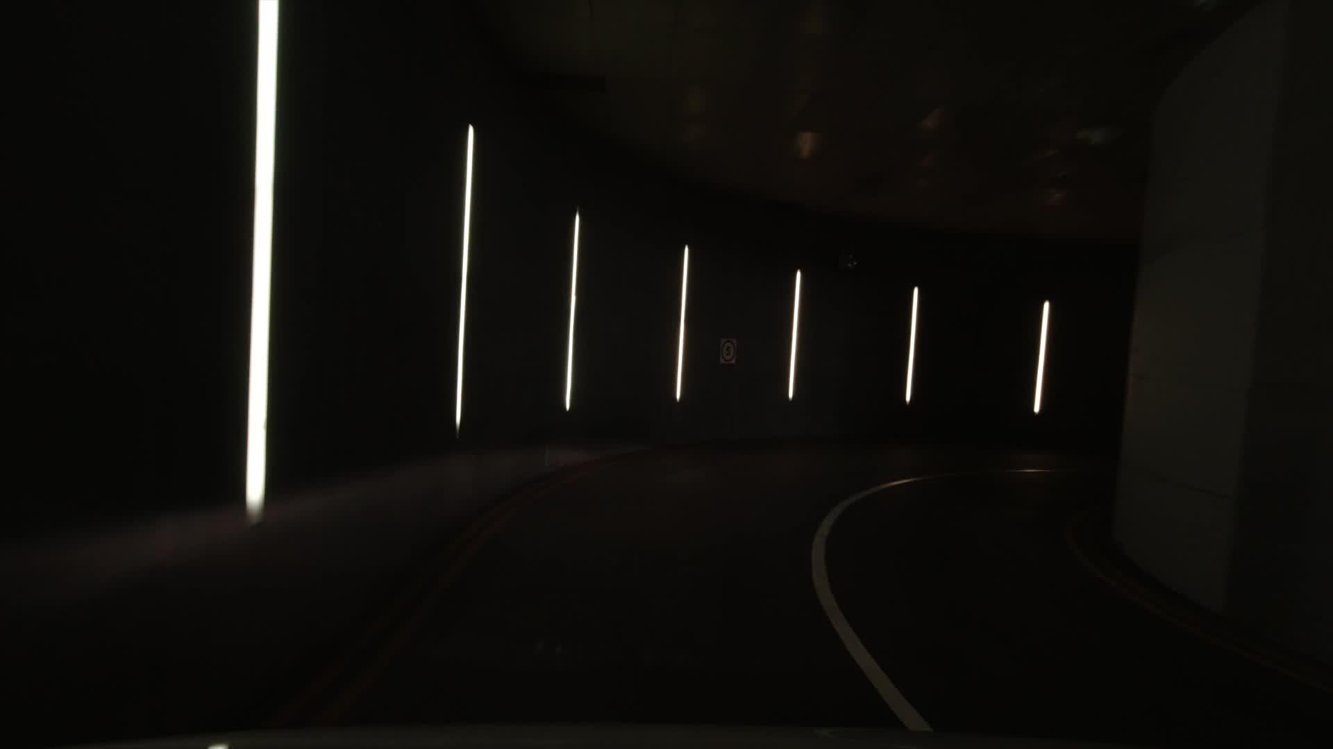 进入地下车库的暗隧道视频的预览图