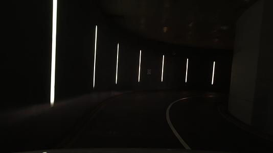 进入地下车库的暗隧道视频的预览图