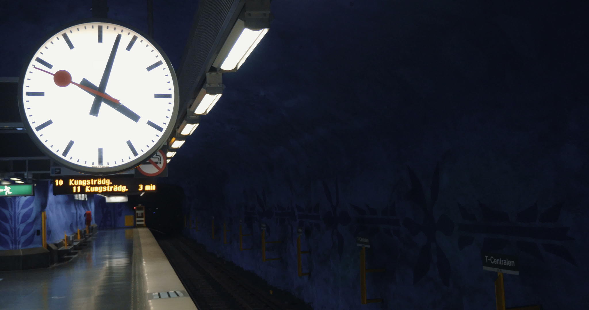 现代地铁火车到车站视频的预览图