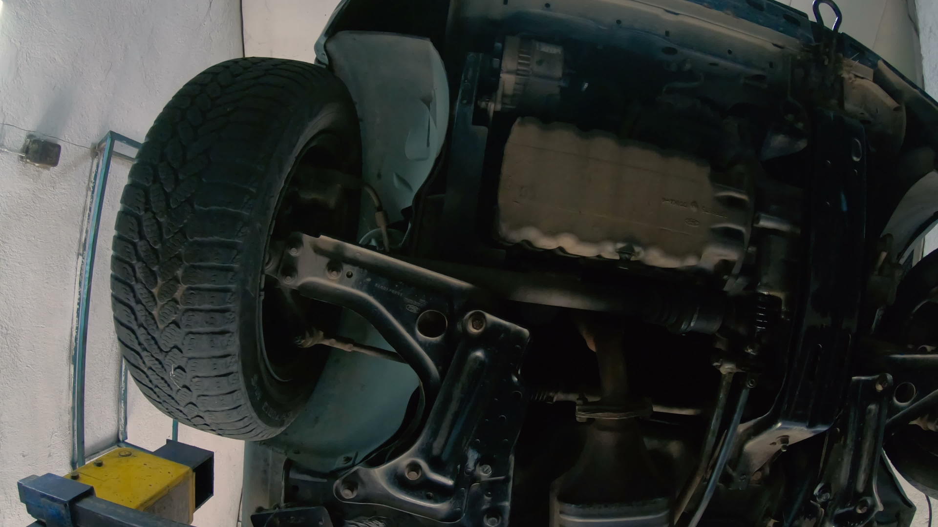 车库中的车轮修理机视频的预览图