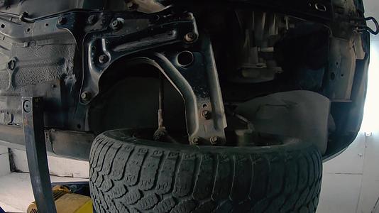 在专业汽车服务中更换轮胎的机械修理工视频的预览图