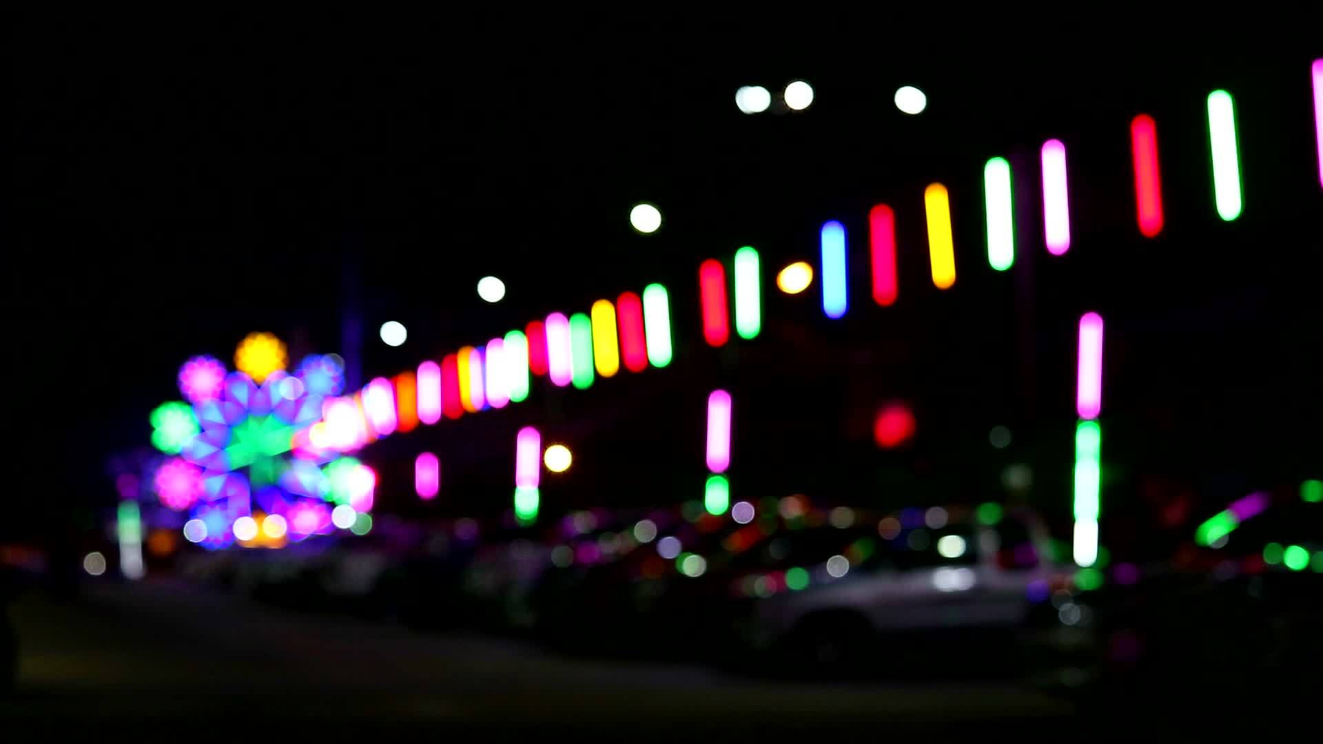 深夜市场停车场的灯光轮和人视频的预览图