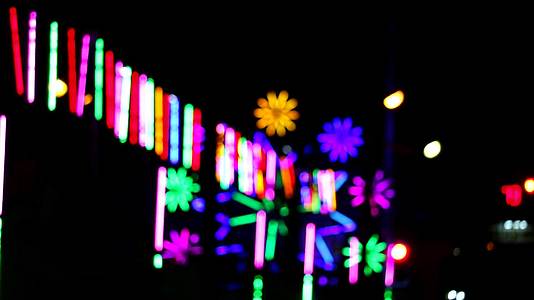夜市的滚动彩色灯光轮椅视频的预览图