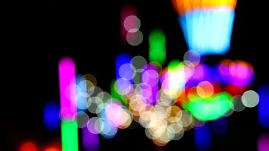 彩色模糊滚灯和轮光人影展的夜市视频的预览图