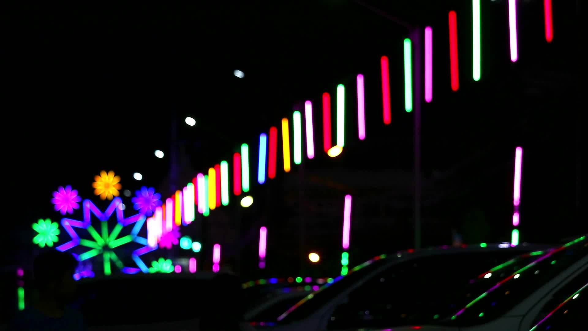 夜市集旅游区明亮的灯光滚动和环影车视频的预览图