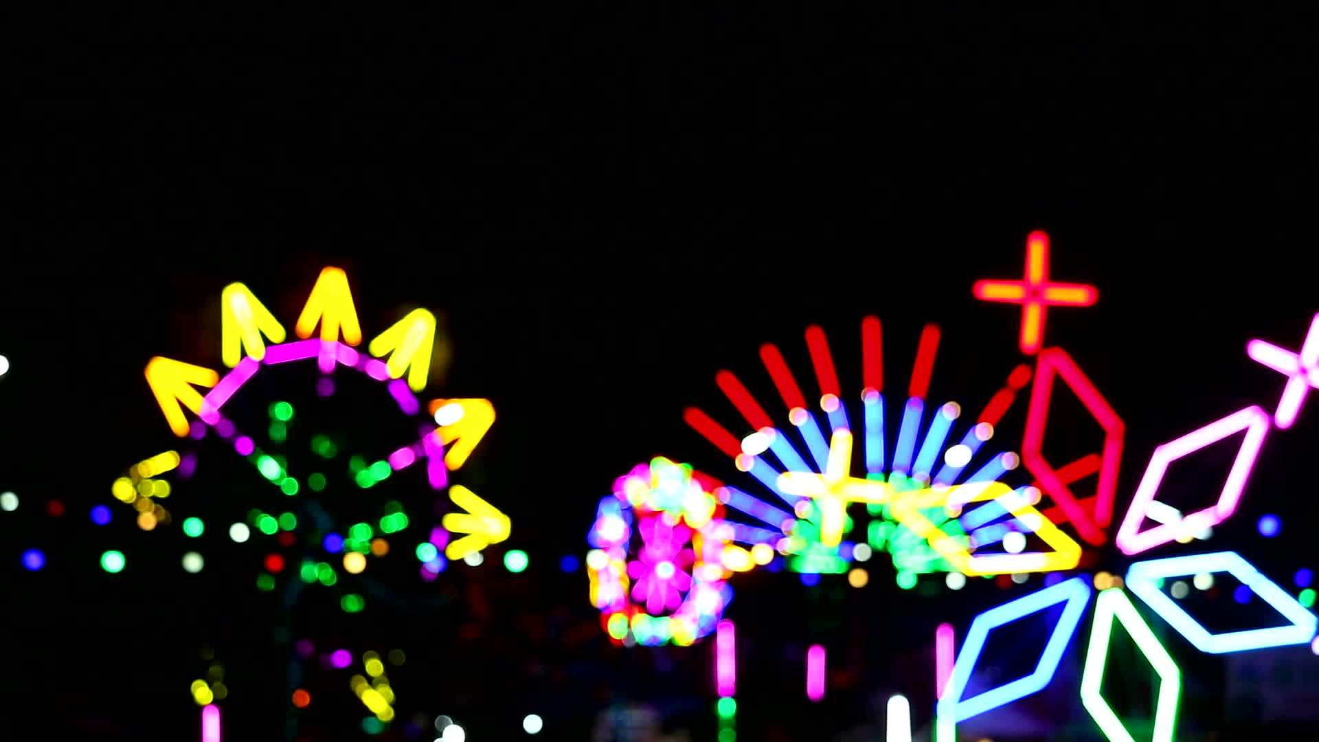 多色多色双轮灯集中在夜市视频的预览图