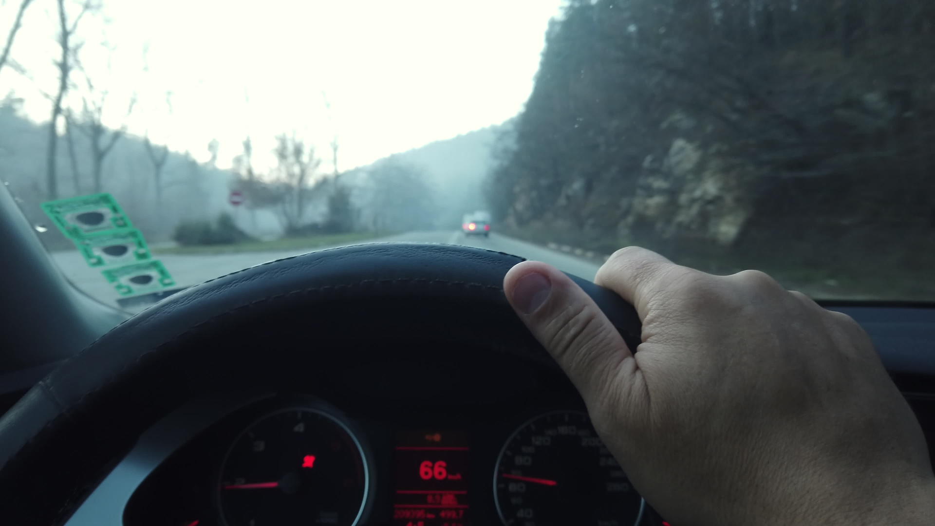手持方向盘驾驶在山区农村道路上视频的预览图