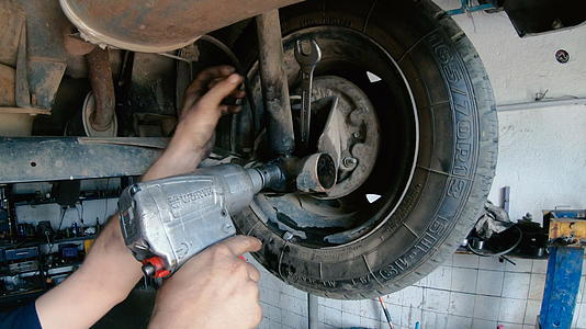 修理车轮胎视频的预览图