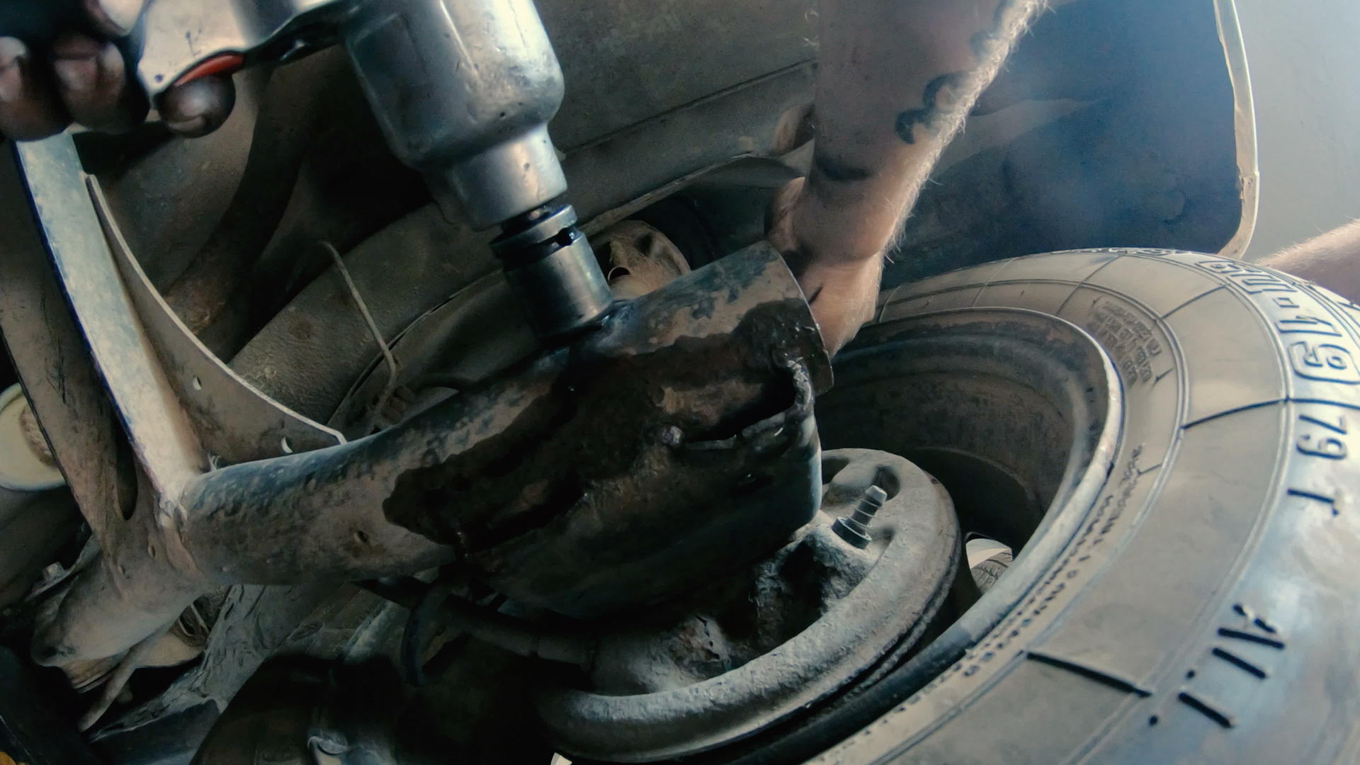 修理汽车轮胎的机械师视频的预览图