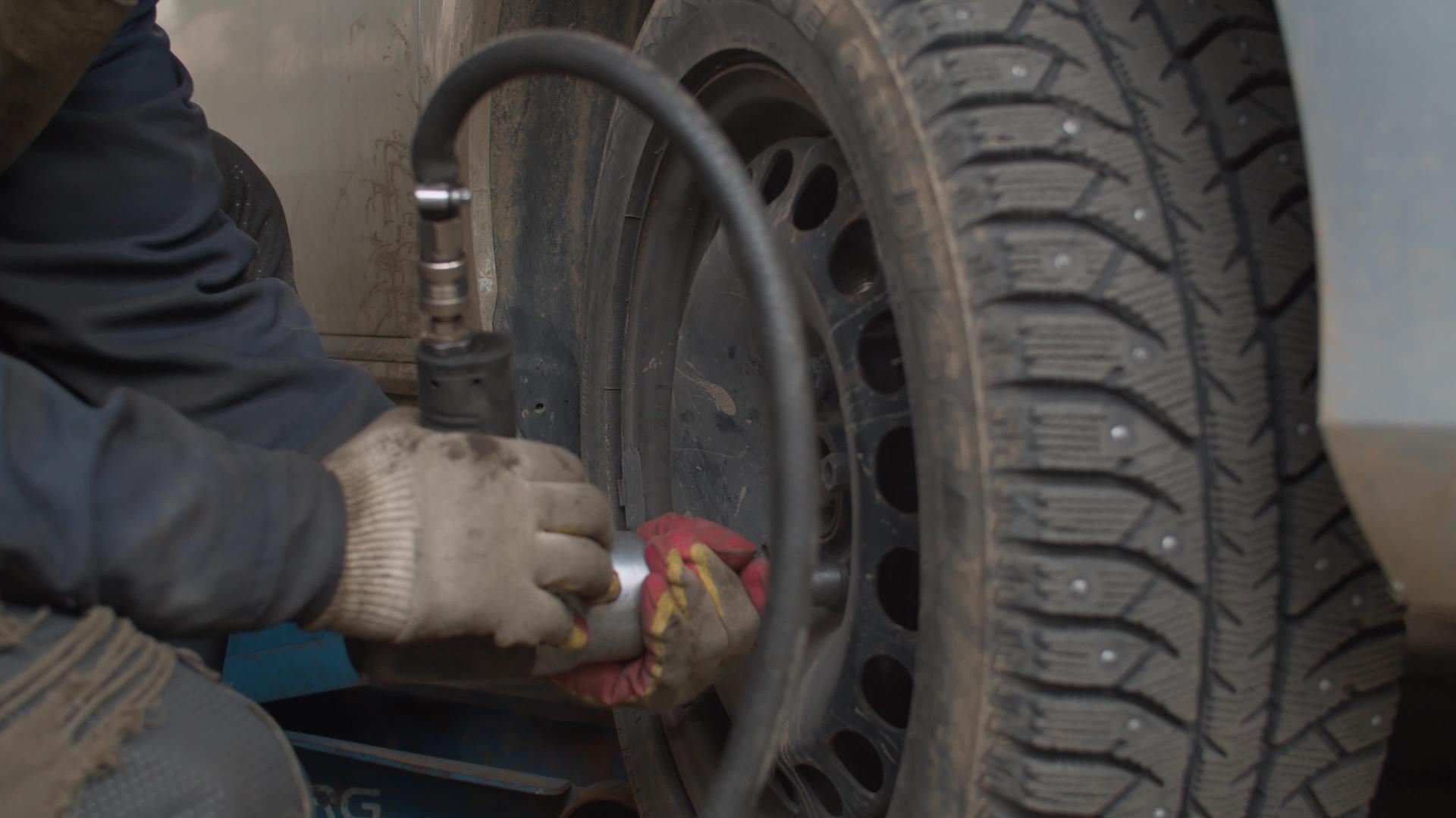 工人的手在车轮上扭动螺栓视频的预览图