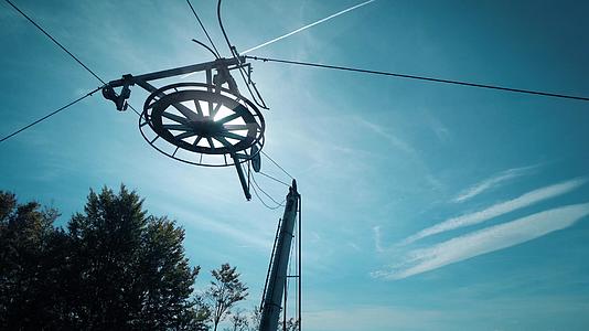 滑雪车轮和铁丝网的细节与太阳和蓝天相对视频的预览图