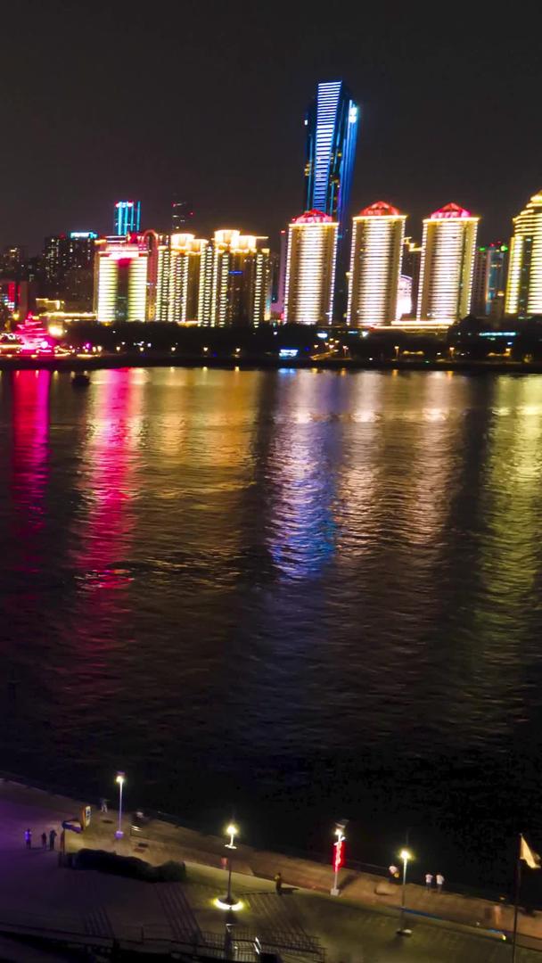 青岛情人坝加城市夜景环绕航拍延迟视频的预览图