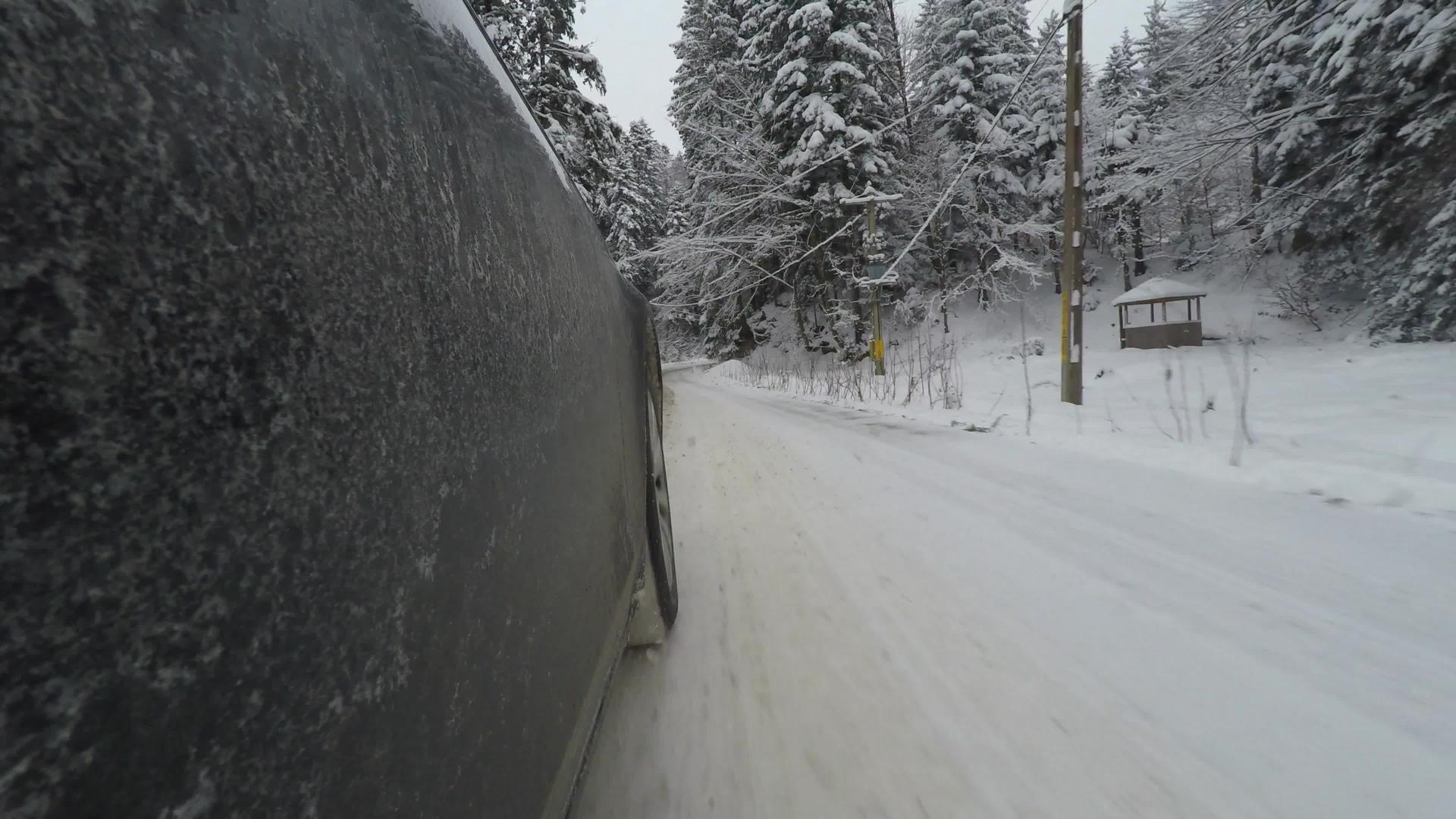 冬天路上的超速车轮摄影机视频的预览图