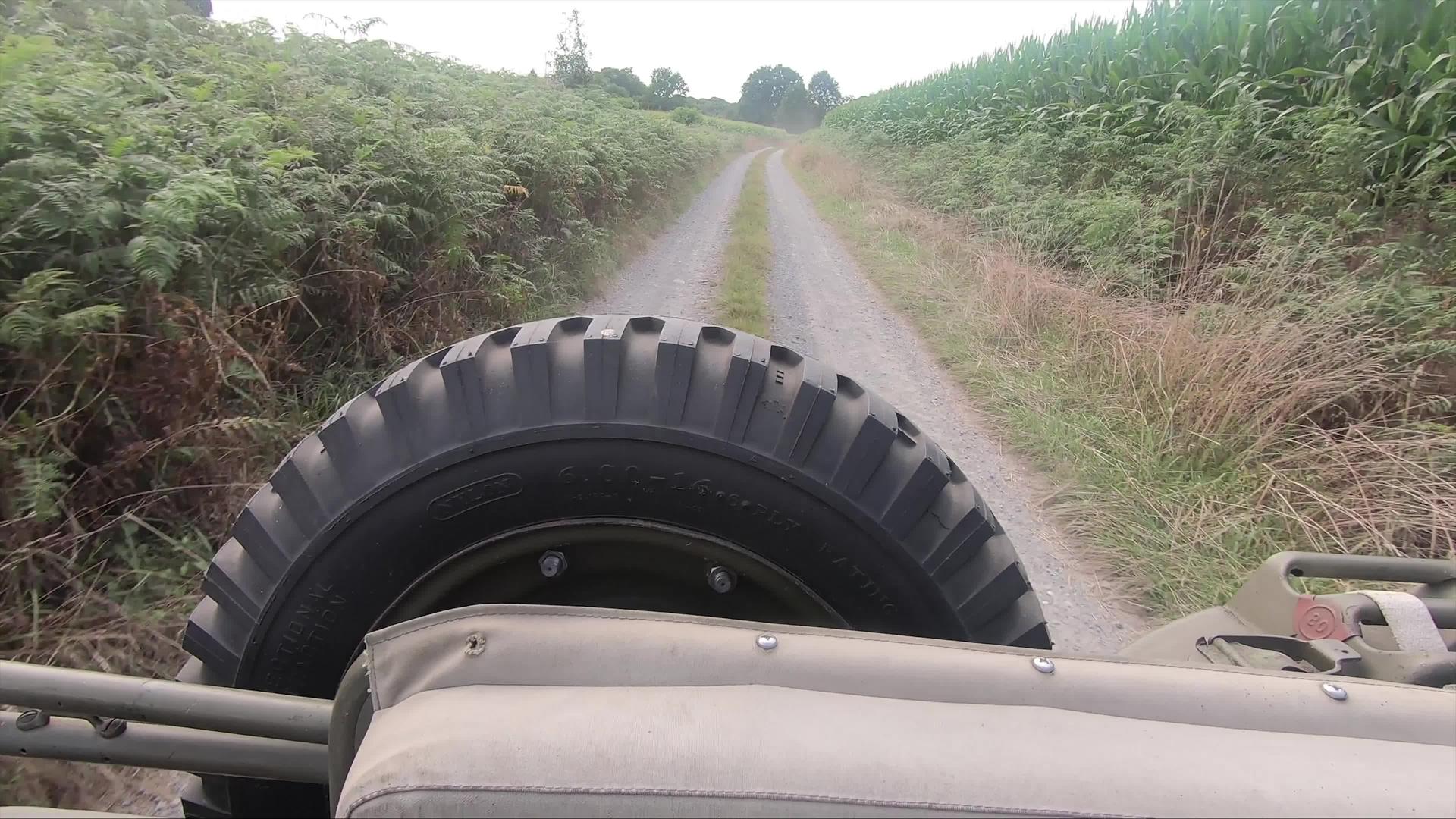 军用四轮驱动车辆在小路上行驶视频的预览图