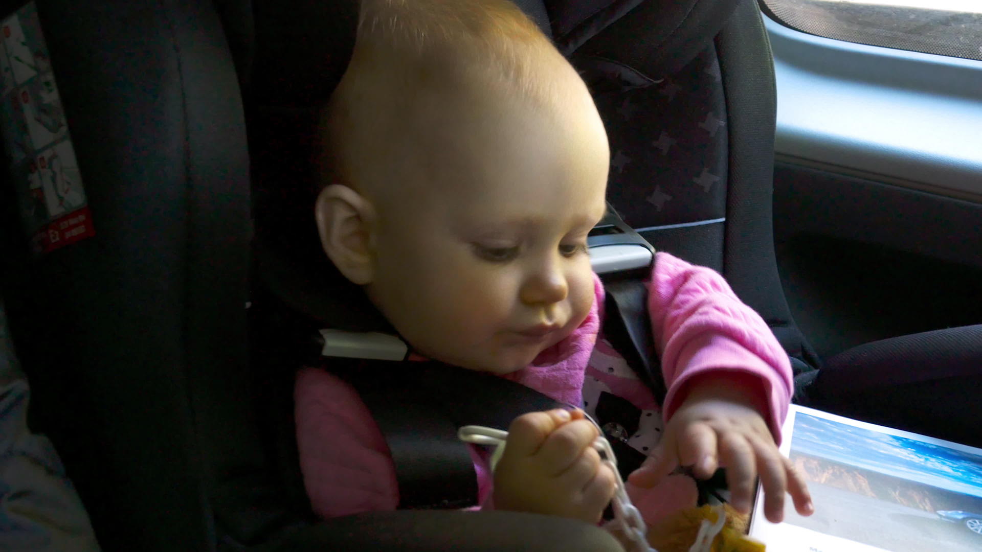婴儿坐在汽车座椅上视频的预览图