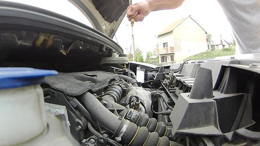 机械师检查和修理汽车服务中的汽车破碎机械师视频的预览图