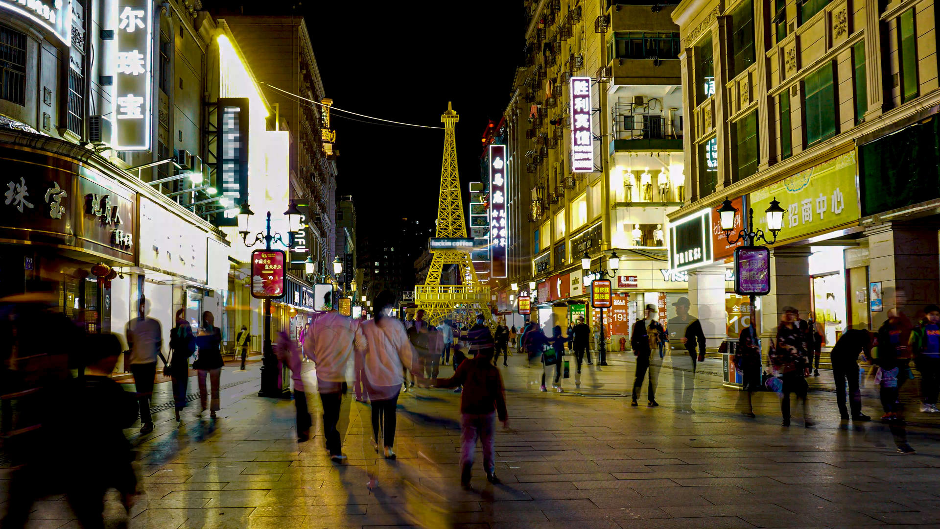 4K实拍南昌胜利路步行街夜景延时摄影视频的预览图