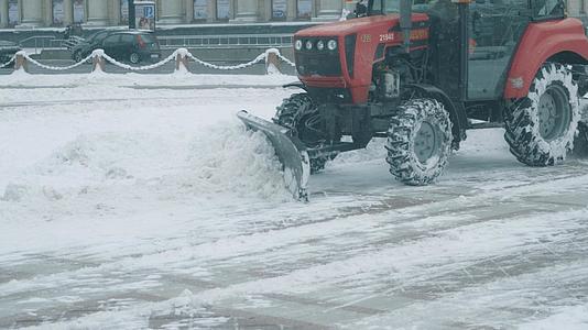 清晨环卫工人开着铲雪车清除路面积雪视频的预览图