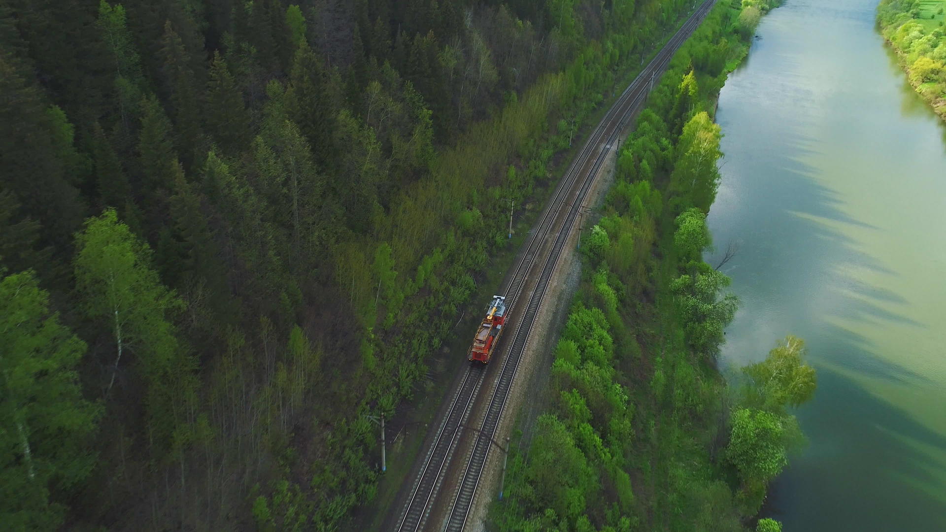 在穿越铁路的火车上检查铁路轨道在空中观察视频的预览图