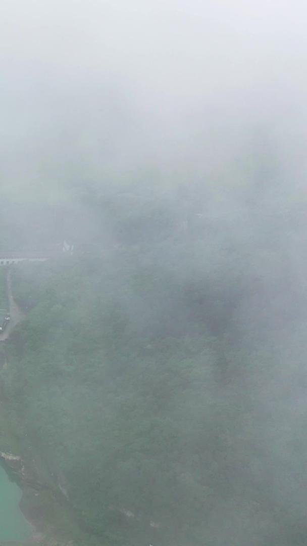 穿过云层俯瞰大坝的壮观景象航拍视频的预览图
