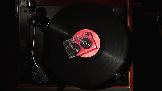 带有乙烯基音乐盘的磁带盒的旧音频概念旋转转盘的顶部视图视频的预览图