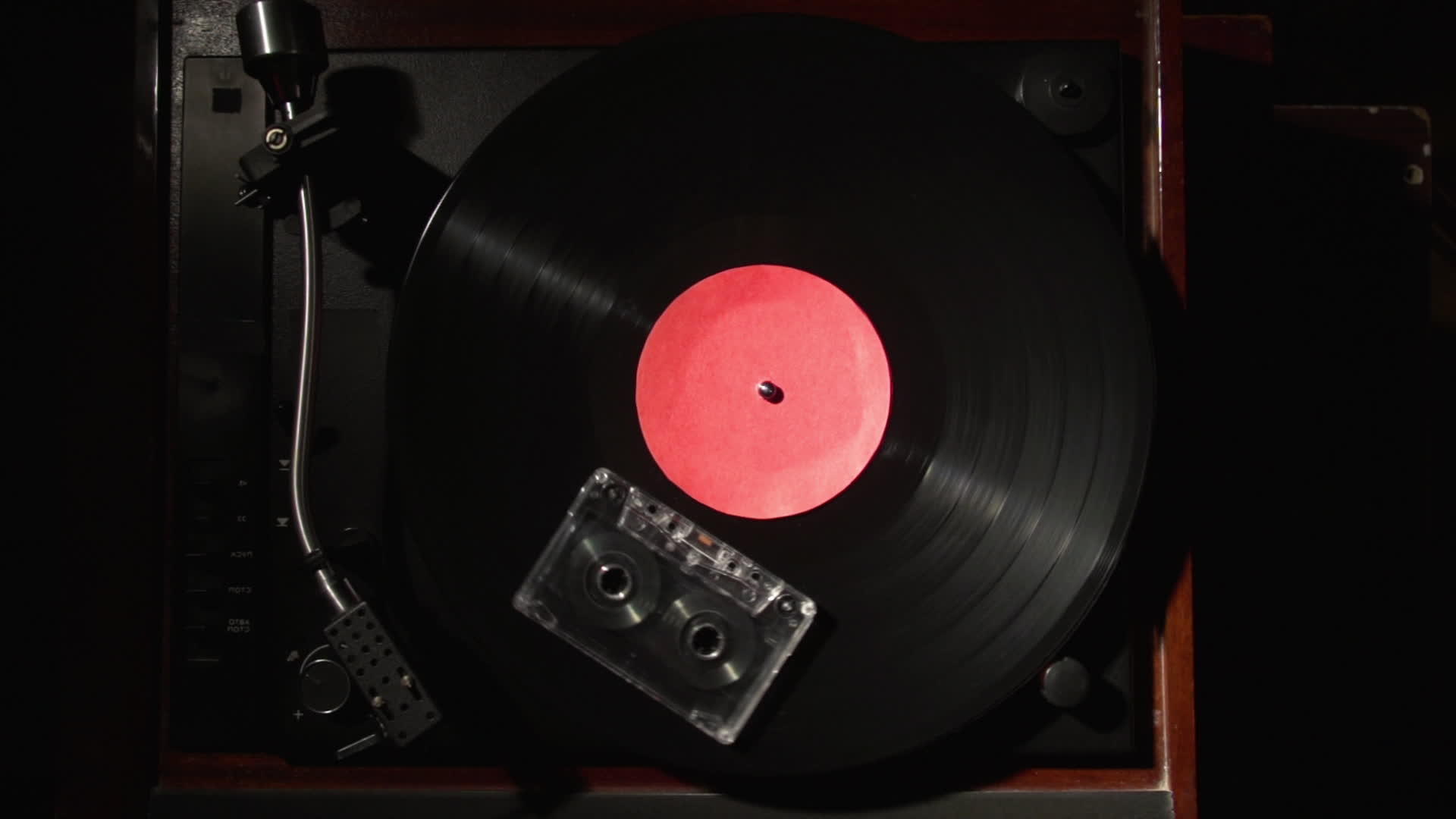 旋转转盘和黑胶唱片播放器的磁带盒和黑胶唱片的顶部视图视频的预览图