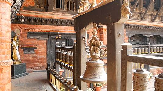古代青铜和黄铜装饰的寺庙RudraVarnaMahavihar视频的预览图