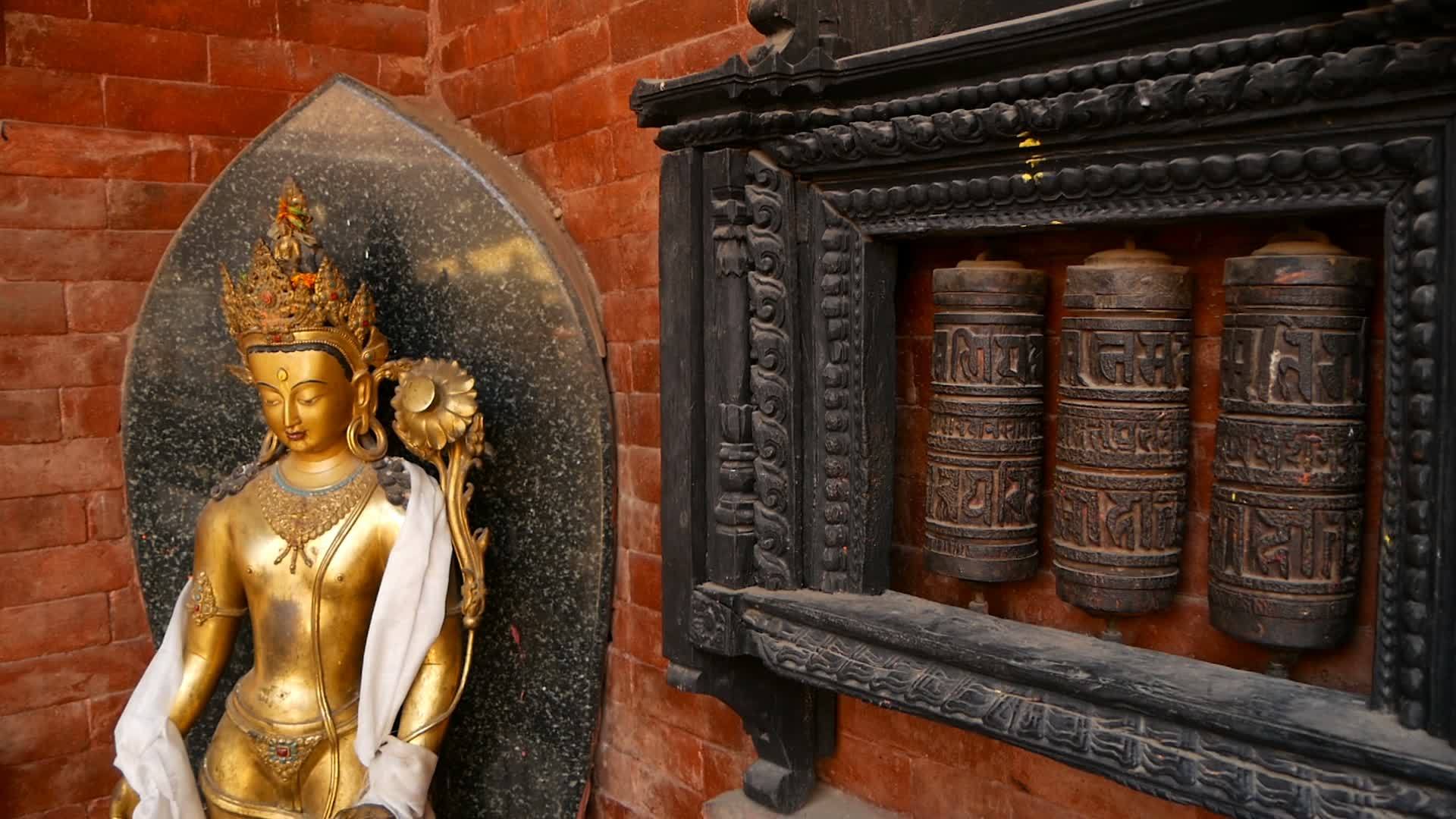 古老的宗教祈祷车轮或寺庙杜尔巴广场奈帕尔卡特的鼓视频的预览图
