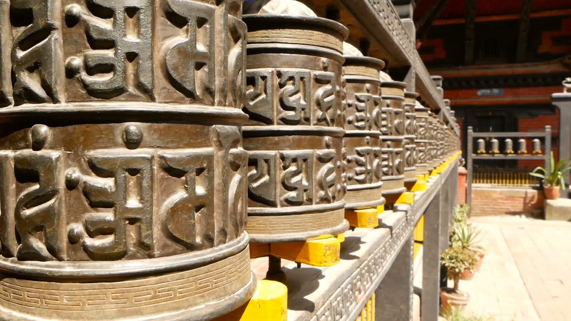 古老的宗教祈祷车轮或寺庙杜尔巴广场奈帕尔卡特的鼓视频的预览图