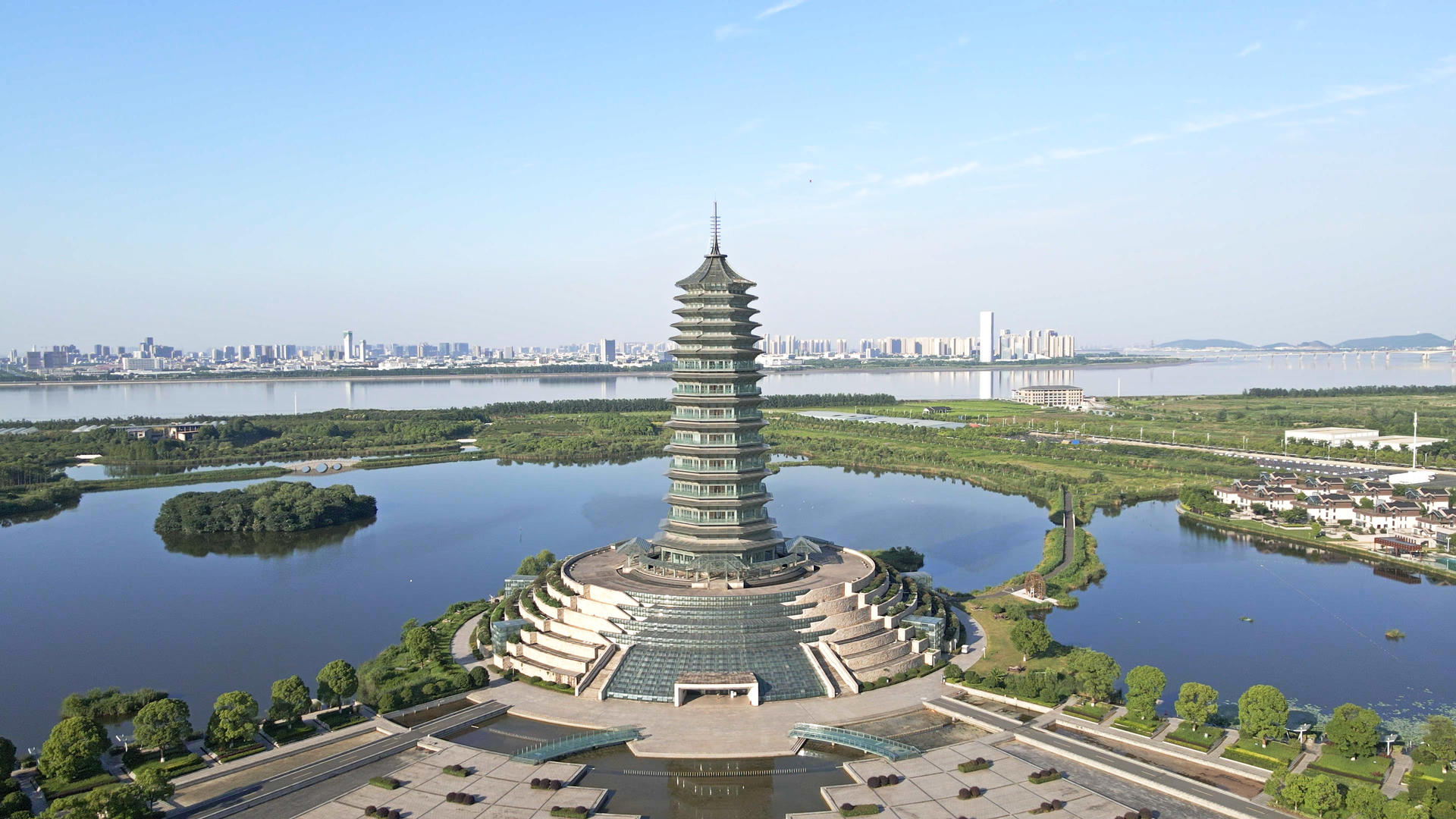 4K航拍杭州地标建筑中国水利博物馆城市天际线湖泊晴天蓝天白云视频的预览图