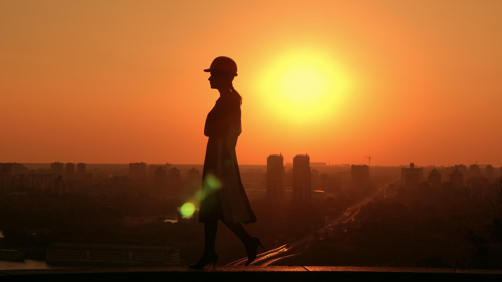 日出时女工程师户外城市景观视频的预览图