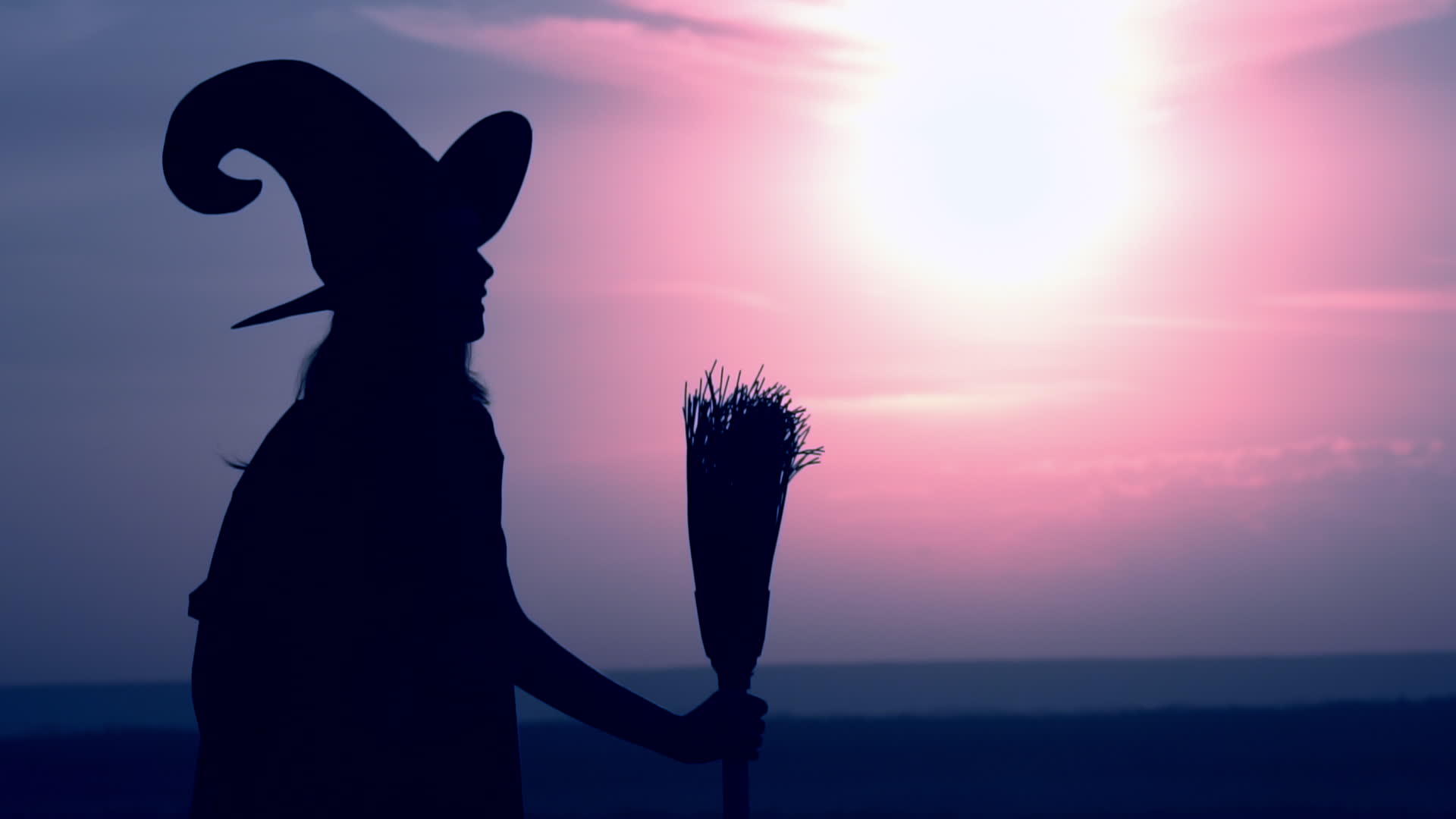 女人穿着巫婆服和野扫帚视频的预览图