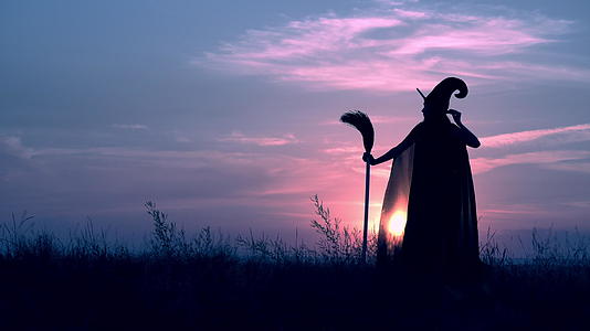 晚上穿着巫服和扫帚的女人在山上打扮视频的预览图