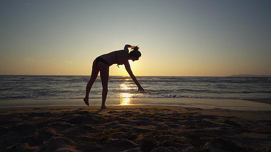 日落时在海边做体操视频的预览图