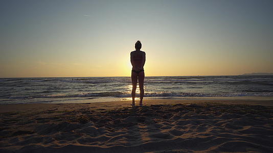 日落时在海边做体操视频的预览图