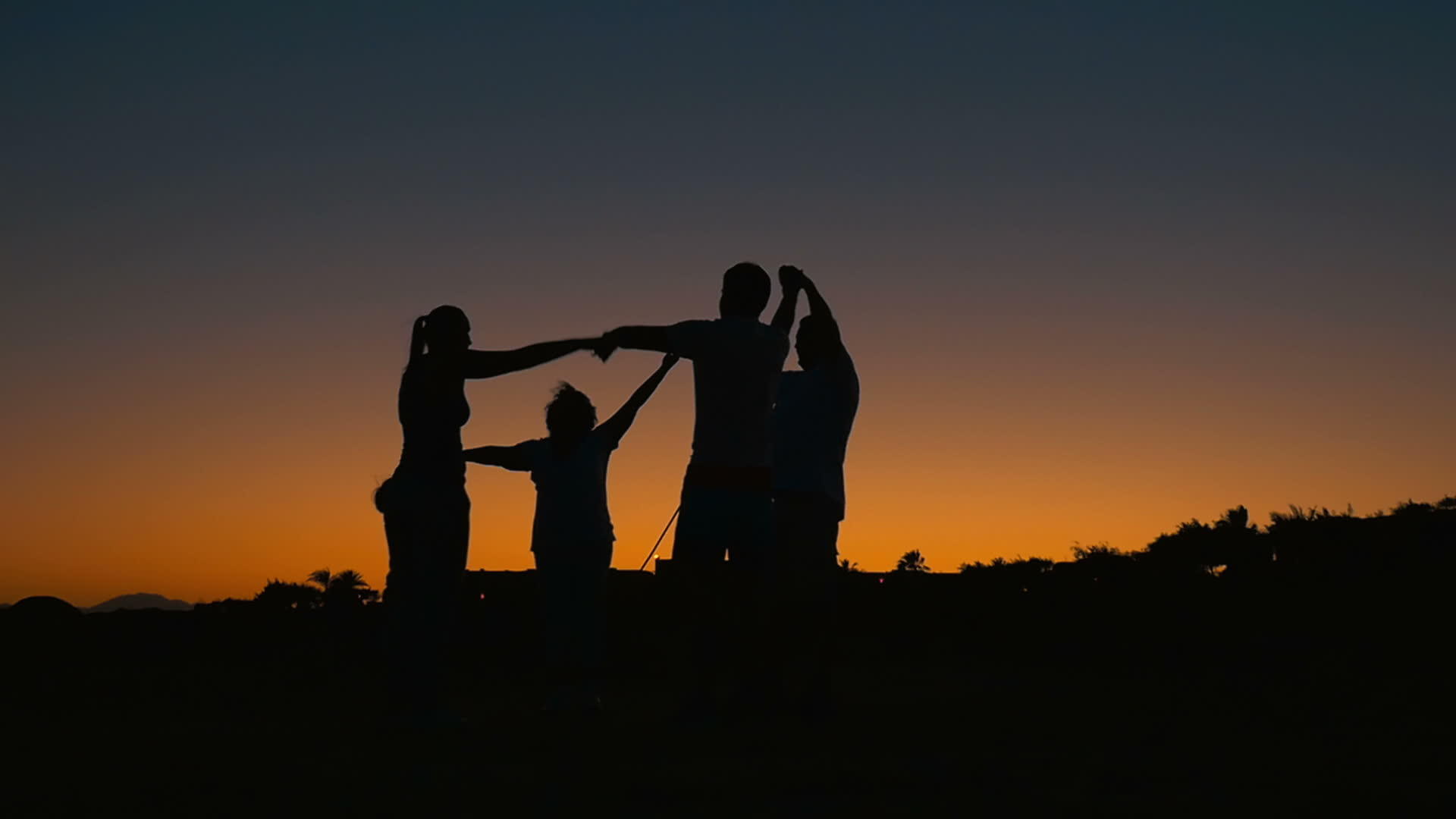 日落时户外统一家庭视频的预览图