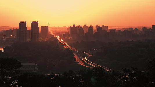 日出时城市景观的顶部视图视频的预览图