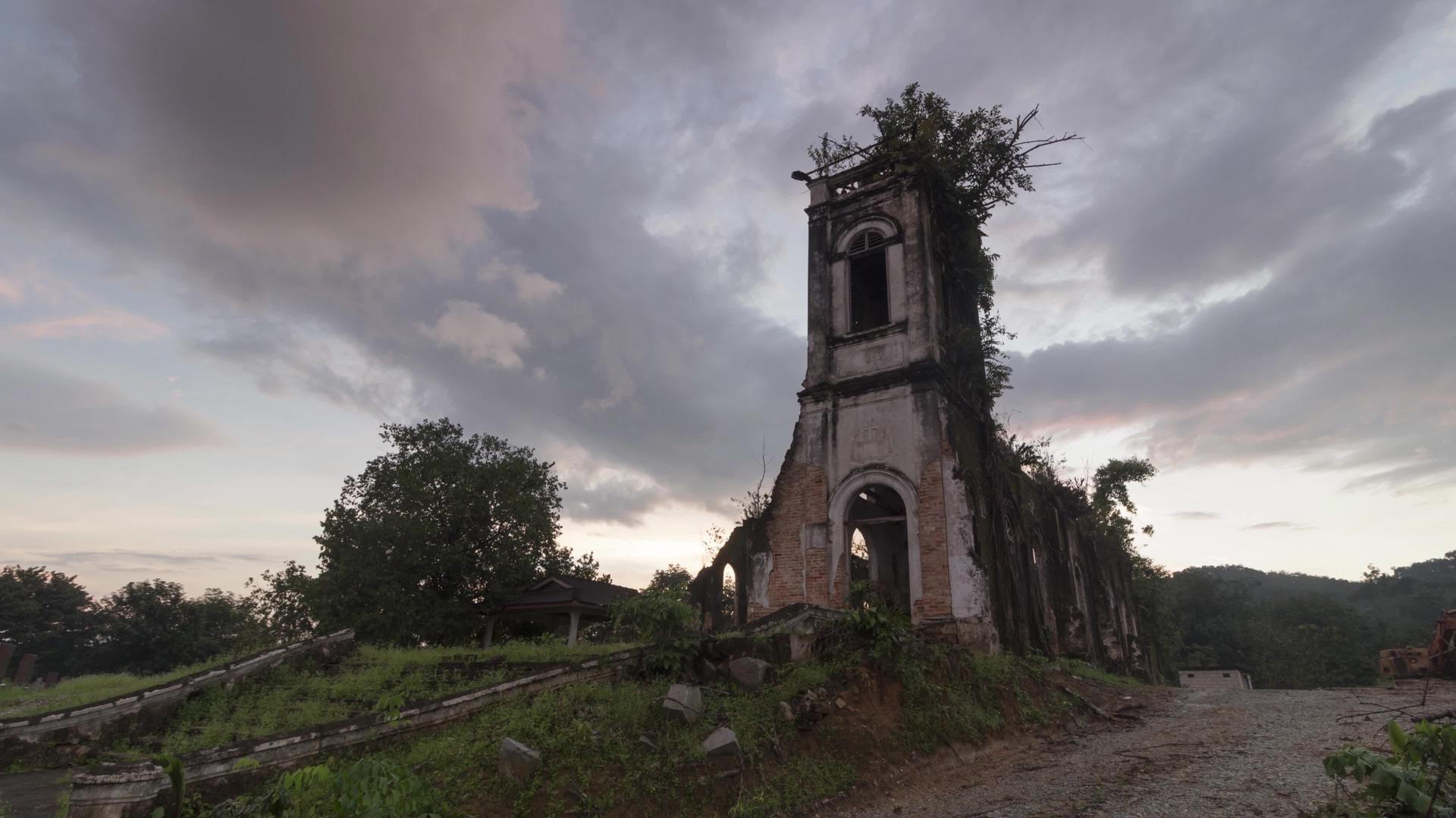 废弃教堂的日落时间视频的预览图