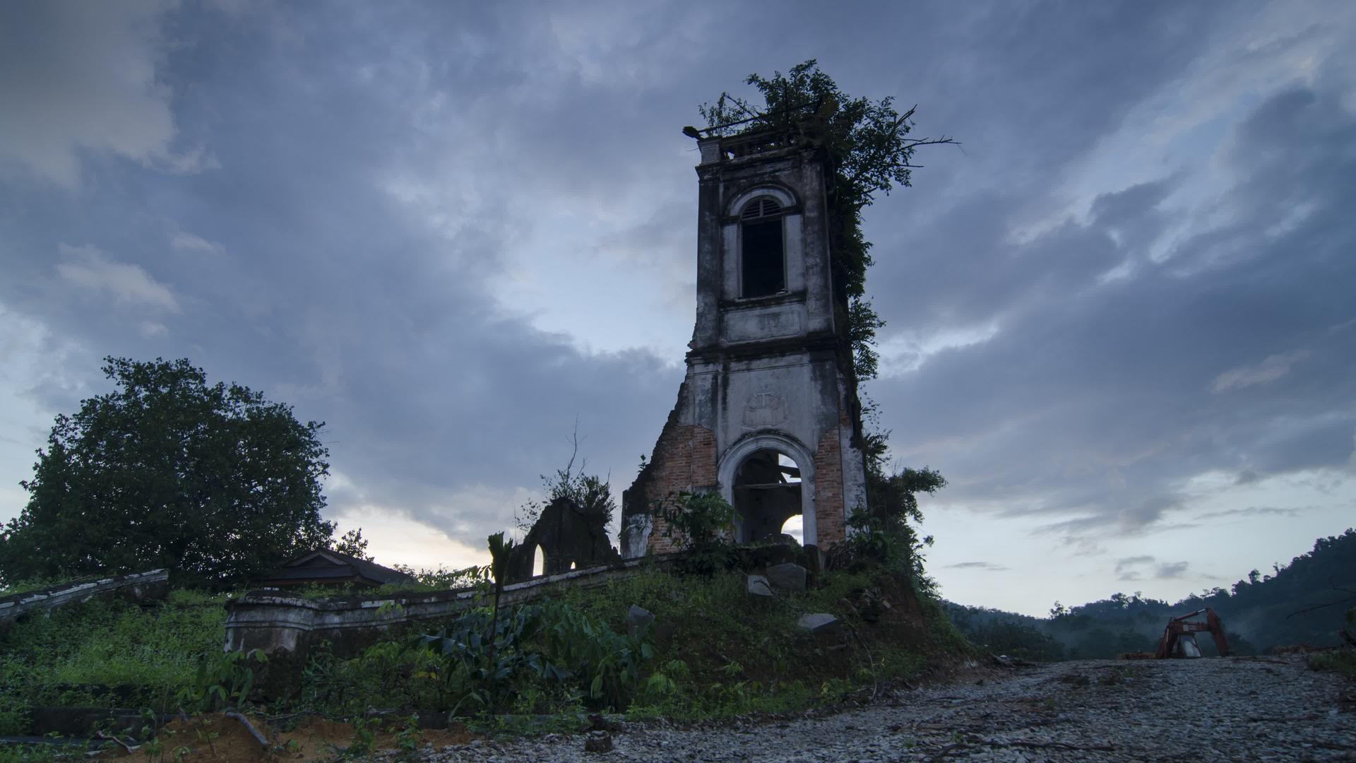 在破旧的教堂里夕阳日落视频的预览图