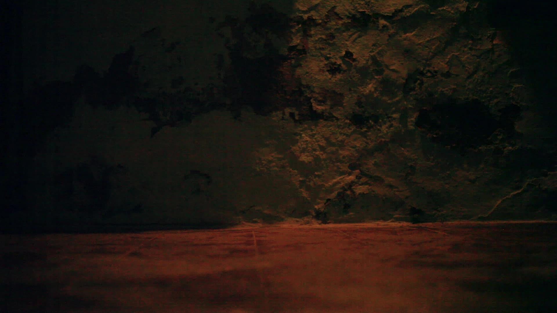 金属椅的背影独自移动在黑暗和令人毛骨悚然的表面视频的预览图