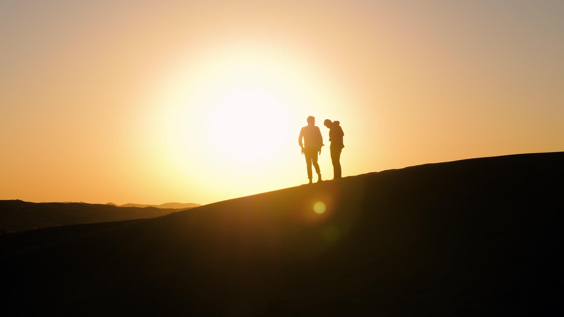 日落前沙漠里两个男人的休眠钟视频的预览图