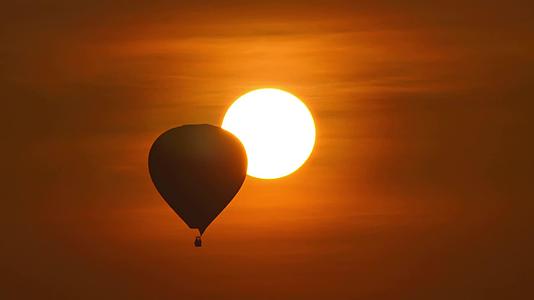 光影气球绕过太阳视频的预览图