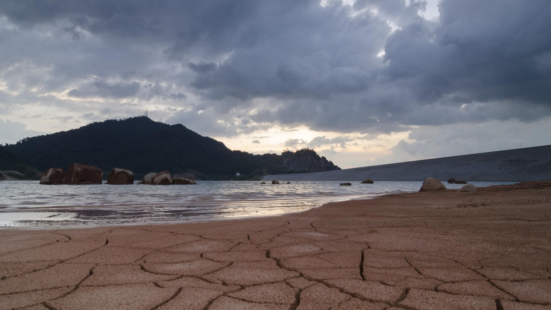 湖中泥地和水的裂缝视频的预览图