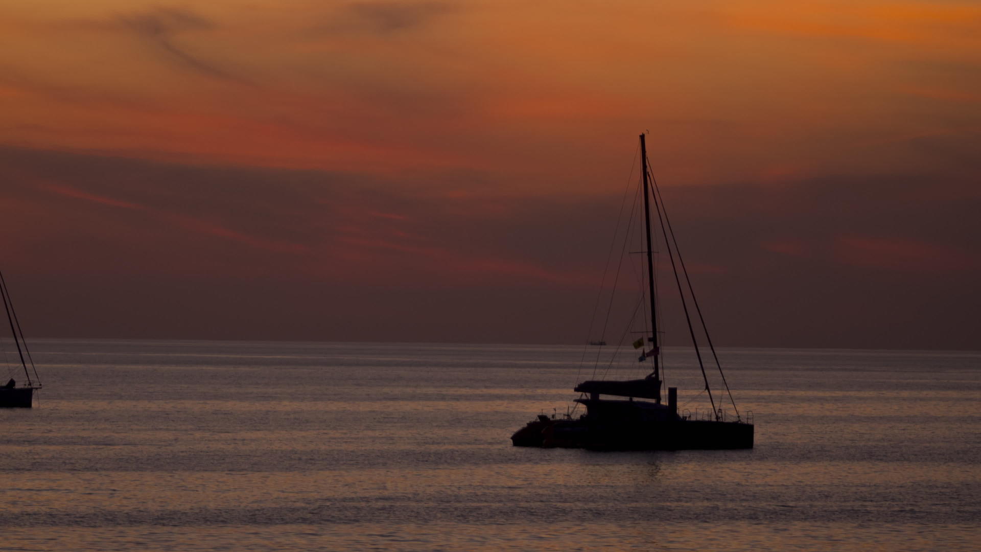游艇在日落时的轮盘视频的预览图