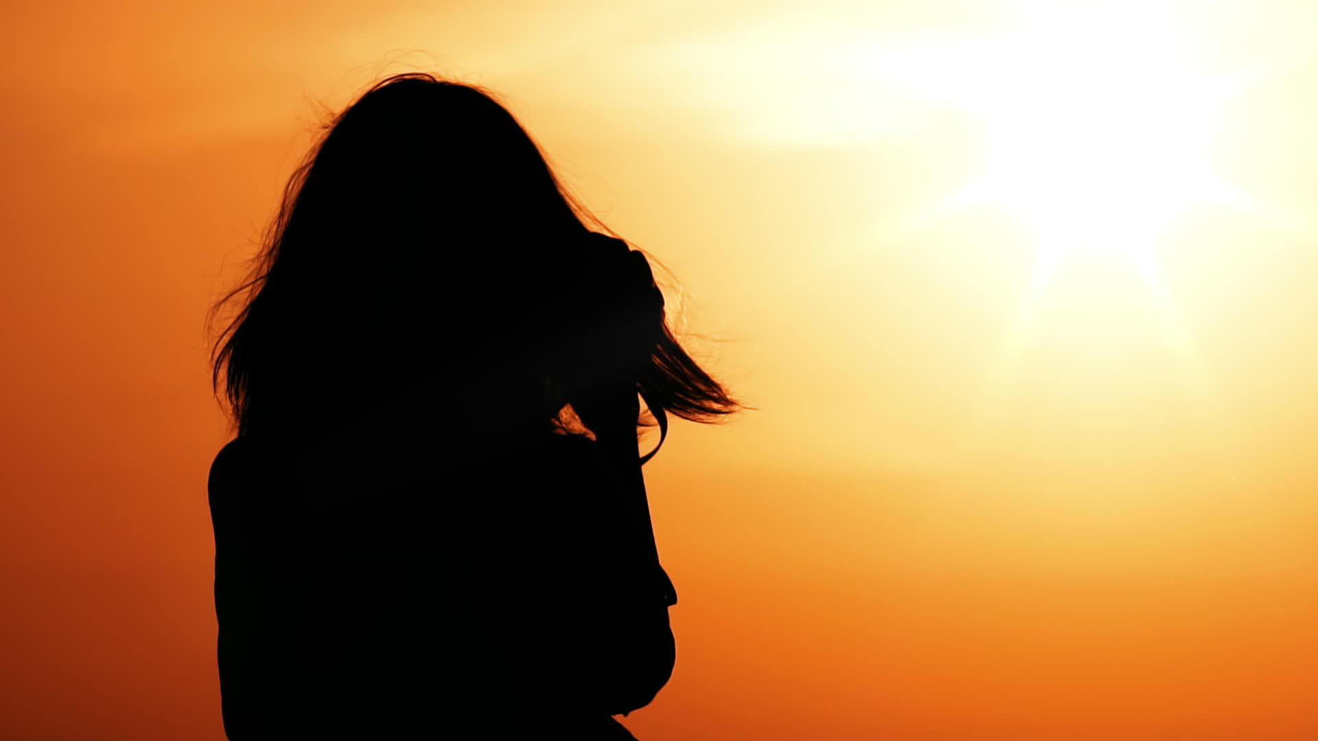 日出时女摄影师温暖的天空和橙色的太阳视频的预览图