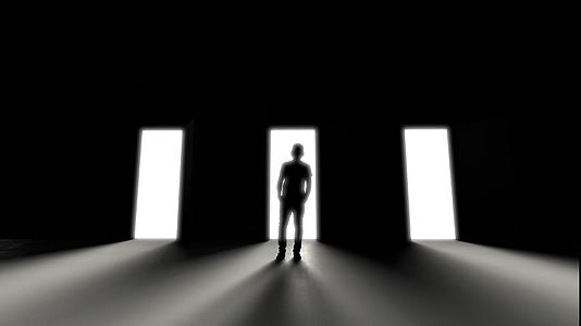 男人站在三扇敞开的门上 在黑暗中 光线即将到来 决策的概念即将到来视频的预览图
