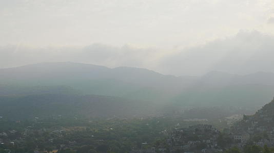 通过雾霾的阴影城市上空的绿色云景观在雾中视频的预览图