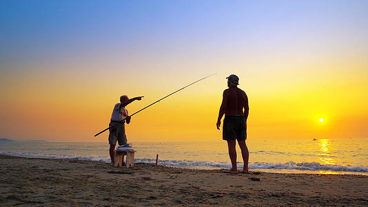 活跃的渔民在夏天日落时用棍子钓鱼视频的预览图