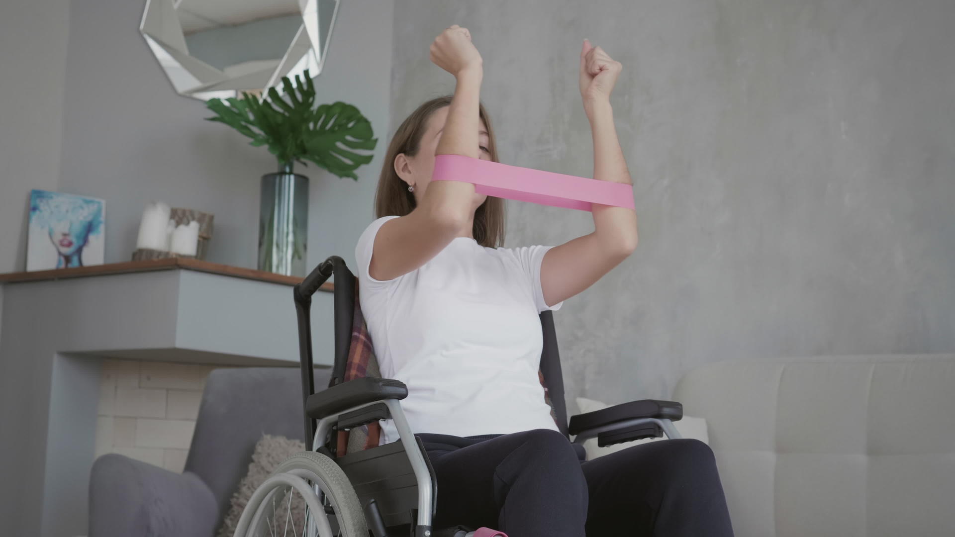 妇女在家锻炼轮椅视频的预览图
