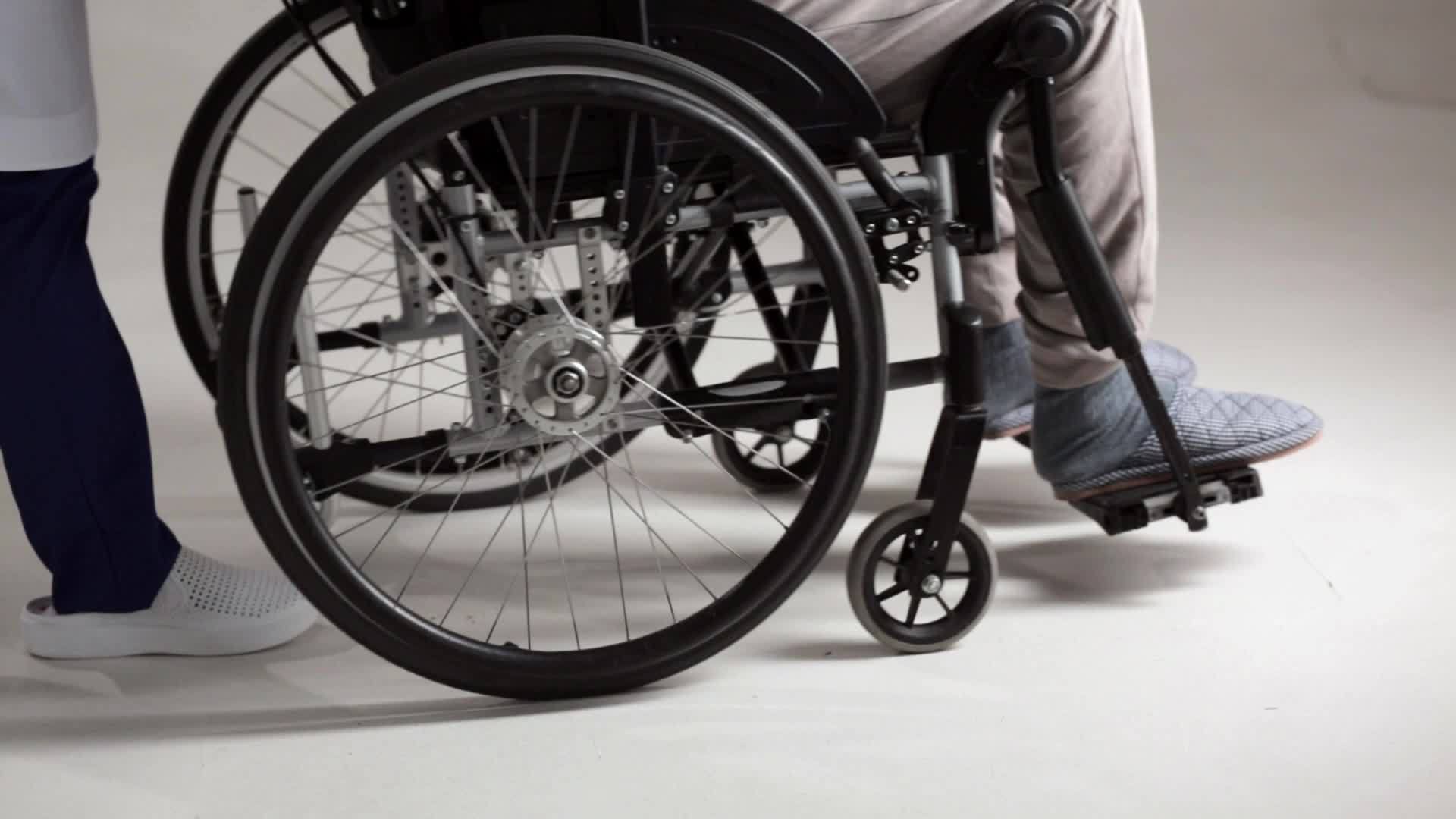 男性残疾人工作室在轮椅上穿着便衣拍摄视频的预览图
